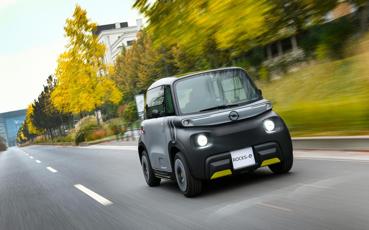 Mit 2,41 Metern Kürze reicht der putzige Winzling noch nicht einmal an einen Smart (2,69 Meter) heran. Inklusive Traktionsbatterie wiegt er nur 471 Kilogramm.