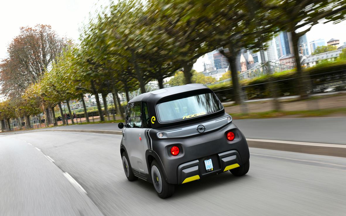 Der Rocks-e bringt es auf eine Dauerleistung von 6 kW/8 PS und eine Spitzenleistung von 9 kW/12 PS.