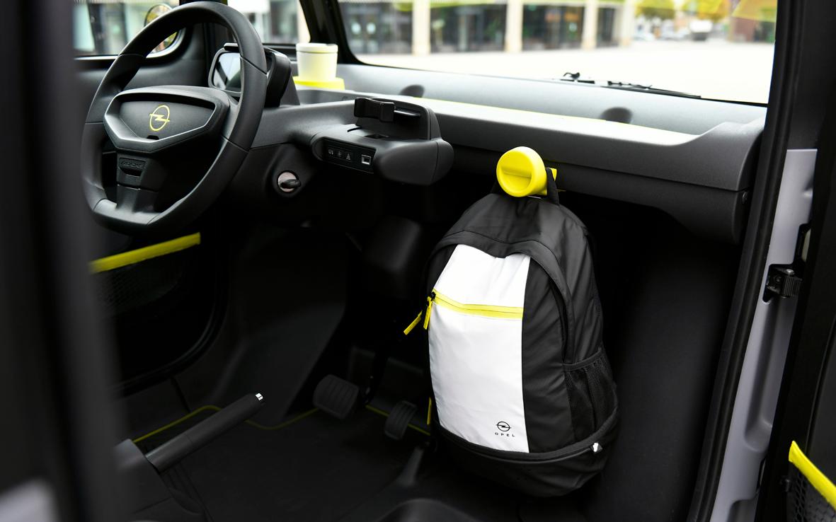 Vor dem Beifahrersitz steht ein Stauraum von 63 Litern zur Verfügung, Tasche oder Rucksack lassen sich an einem Haken aufhängen. Einen Kofferraum gibt es nicht.