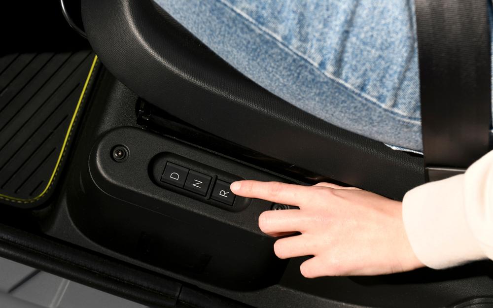 Die Fahrstufen werden über Taster links neben dem Fahrersitz angewählt.