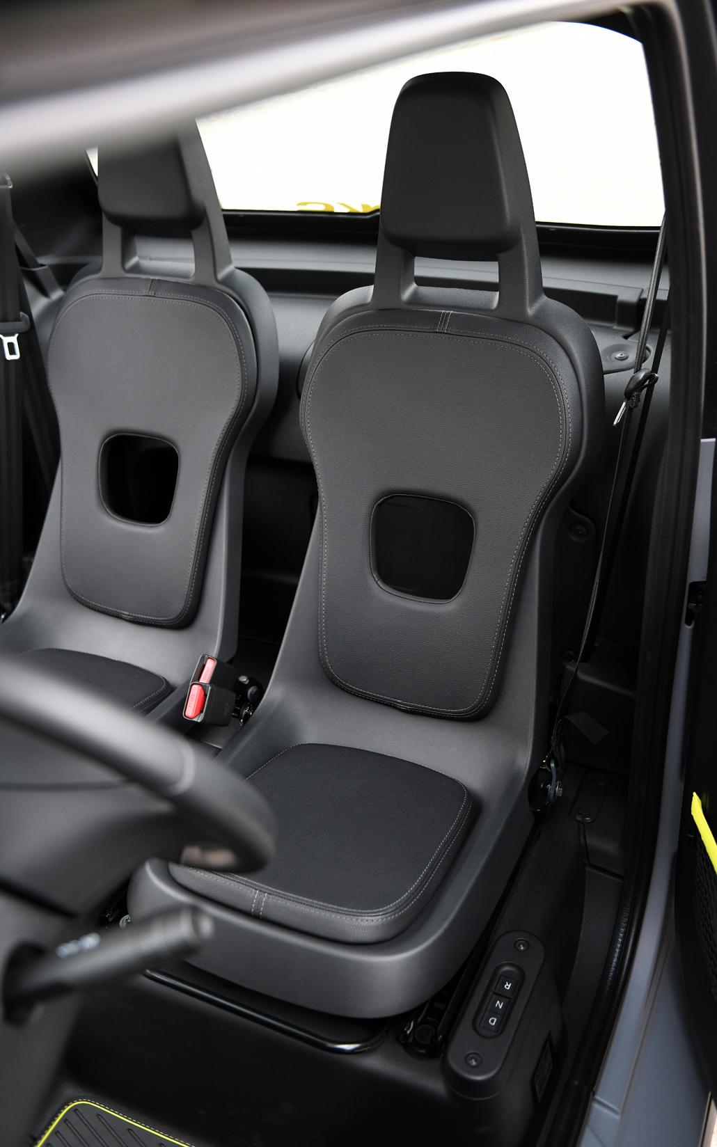 Kaum gepolstert sind die Sitze.