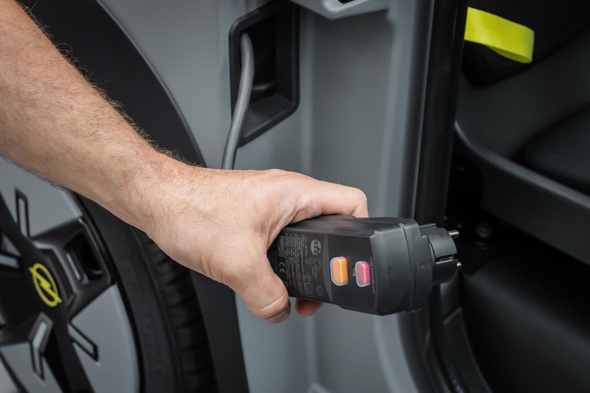 Das Ladekabel hat Opel fest in der Beifahrertür untergebracht.