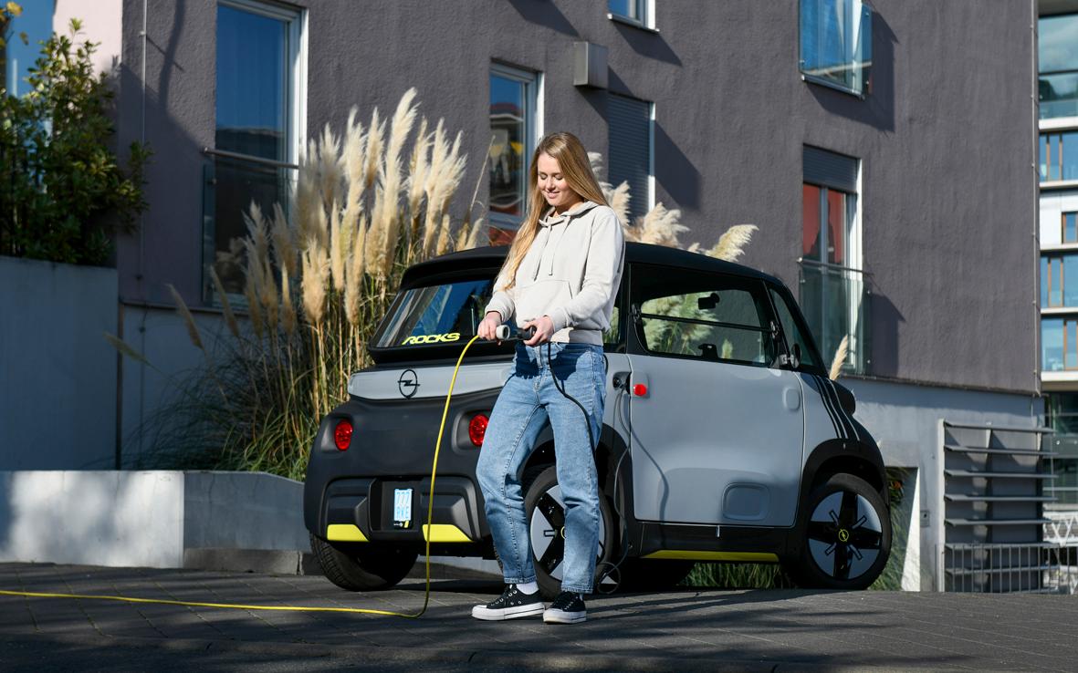 Zum Laden geht der Rocks-e an die Haushaltssteckdose, in dreieinhalb Stunden ist die kleine 5,5-kWh-Batterie komplett aufgeladen. Gegen Aufpreis gibt es einen Adapter für die Wallbox.