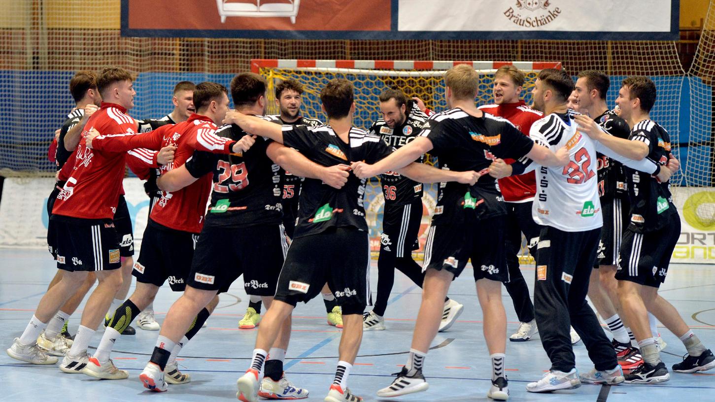 Der Spitzenreiter-Tanz: Die U23-Handballer jubeln ausgelassen nach ihrem Sieg über die HSG Bieberau-Modau.
Der Spitzenreiter-Tanz: Die U23-Handballer jubeln ausgelassen nach ihrem Sieg über die HSG Bieberau-Modau.