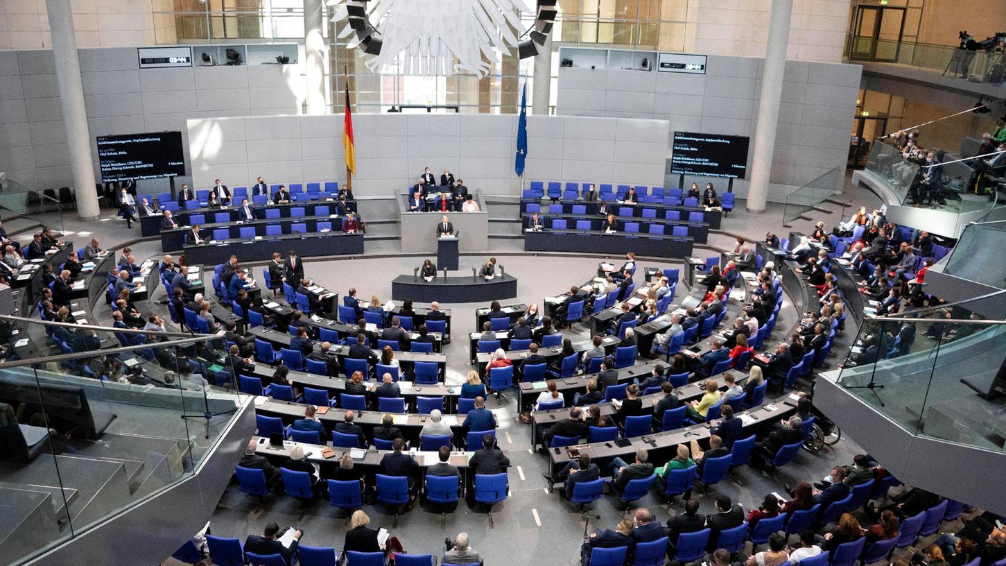 Der Bundestag soll am Donnerstag neue Maßnahmen beschließen, die die Regeln im Umgang mit dem Coronavirus verschärfen.
Der Bundestag soll am Donnerstag neue Maßnahmen beschließen, die die Regeln im Umgang mit dem Coronavirus verschärfen.