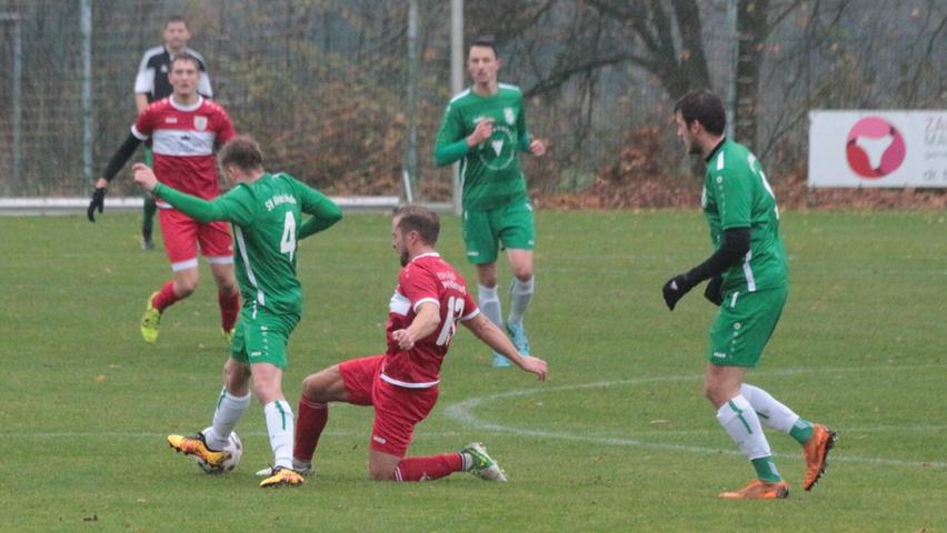 Der SV Wettelsheim (in Grün) hatte in der ersten Hälfte zwar Mühe, gewann dann im zweiten Durchgang aber doch noch recht klar mit 3:0 im Derby und Spitzenspiel gegen den TSV 1860 Weißenburg II.