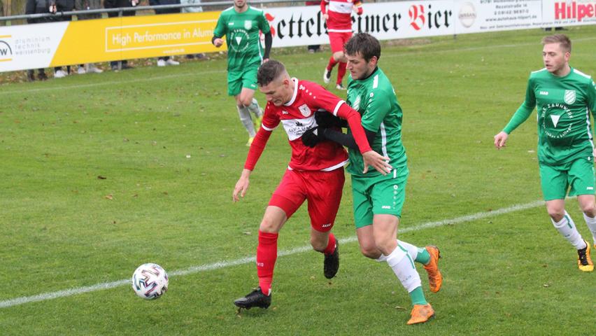 Der SV Wettelsheim (in Grün) hatte in der ersten Hälfte zwar Mühe, gewann dann im zweiten Durchgang aber doch noch recht klar mit 3:0 im Derby und Spitzenspiel gegen den TSV 1860 Weißenburg II.
