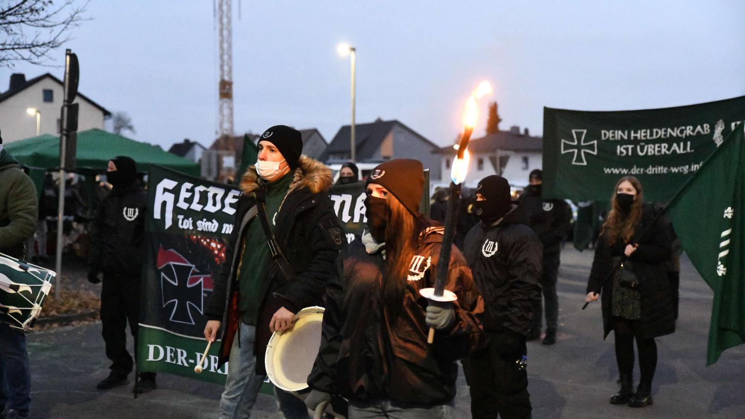 Rechtsextreme marschieren durch Wunsiedel, um NS-Kriegsverbrechern zu huldigen. Rechtsextreme marschieren durch Wunsiedel, um NS-Kriegsverbrechern zu huldigen.