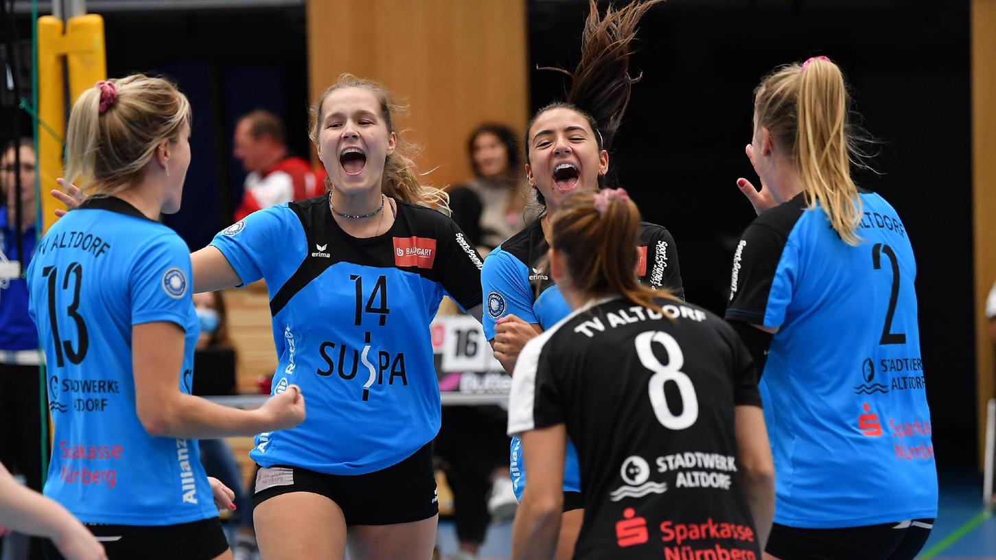 So sehen Siegerinnen aus: Katarzyna Stanic (Nummer 13), Nadja Nawrat (Nr. 14), Christine Prügel (Nr. 8), Mariana Mantellato Dias (Nr. 7) und Katharina Schön (Nr. 2) haben gerade viel Spaß beim TV Altdorf.
So sehen Siegerinnen aus: Katarzyna Stanic (Nummer 13), Nadja Nawrat (Nr. 14), Christine Prügel (Nr. 8), Mariana Mantellato Dias (Nr. 7) und Katharina Schön (Nr. 2) haben gerade viel Spaß beim TV Altdorf.