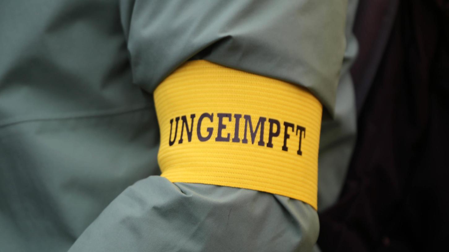Der Oberarzt trug eine gelbe Binde mit der Aufschrift "Ungeimpft".
Der Oberarzt trug eine gelbe Binde mit der Aufschrift "Ungeimpft".