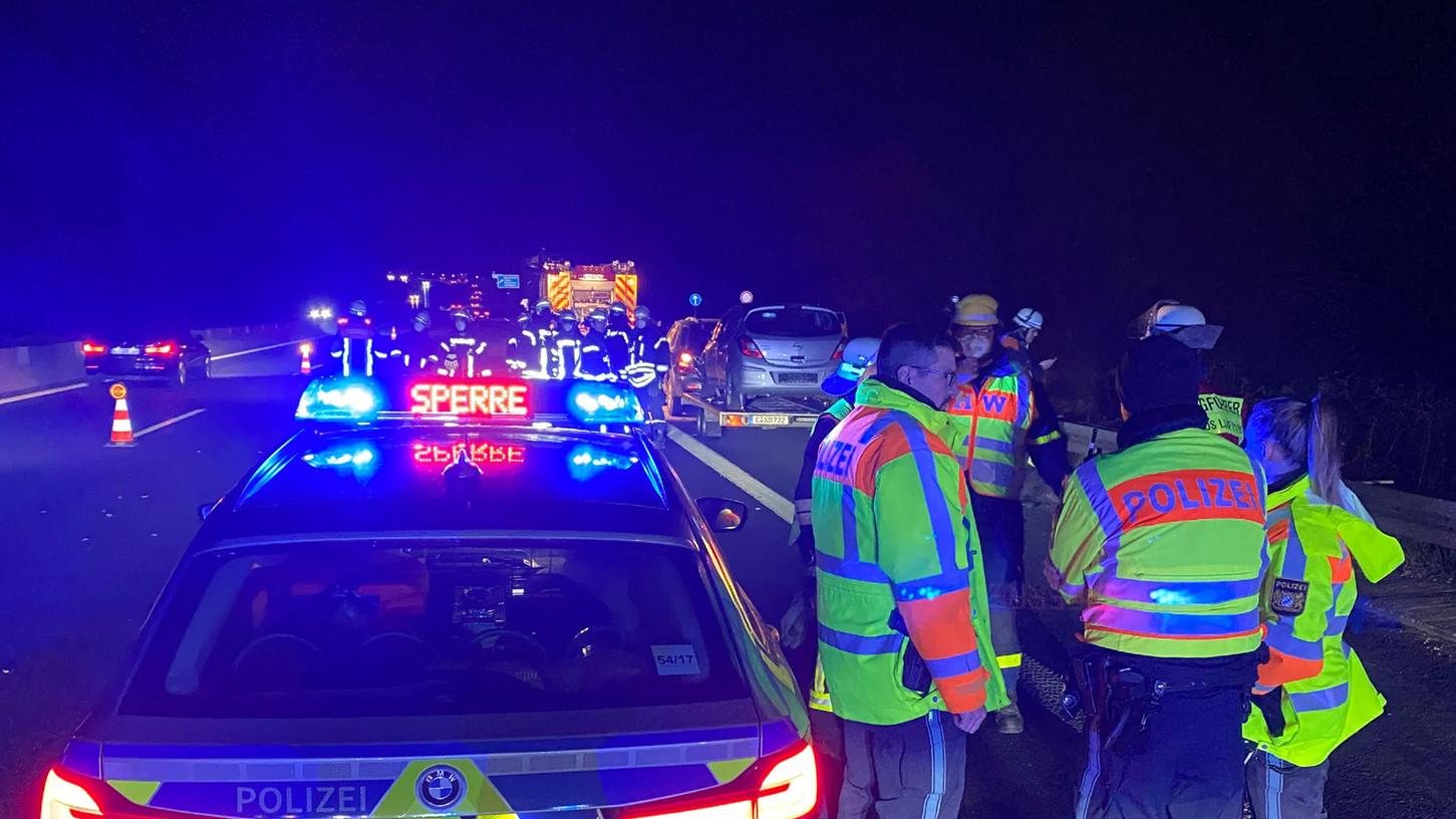 Die Polizei sperrte am Abend nach dem Unfall die A9 bei Schnaittach.