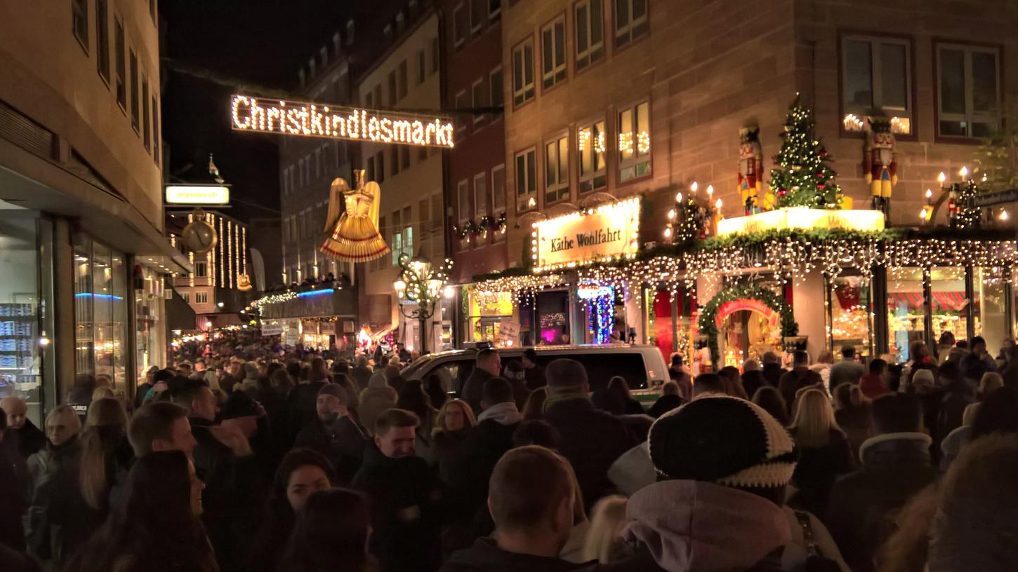 2019 strömten noch Menschen auf den Hauptmarkt. 2020 fiel der Nürnberger Christkindlesmarkt pandemiebedingt aus. Für 2021 ist ein dezentraler Markt geplant.