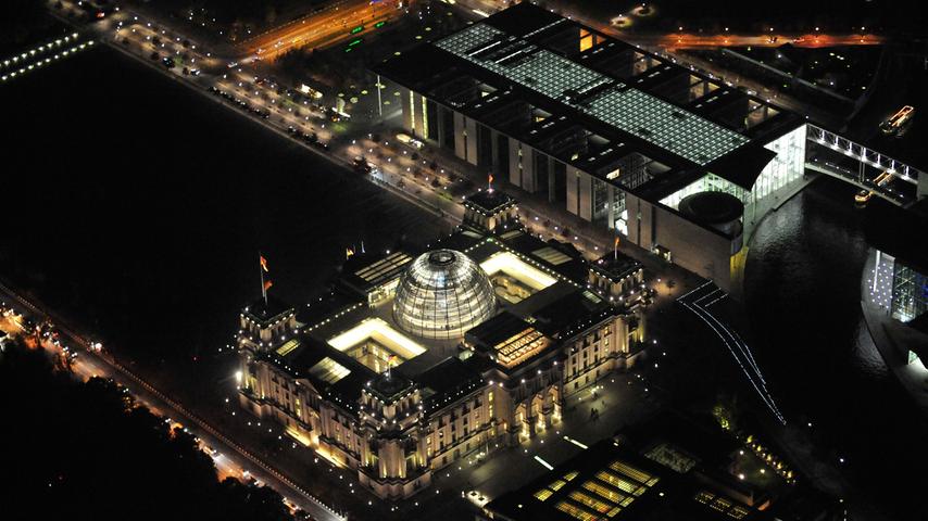 Das Zentrum der Macht im Schatten der Nacht: Blick auf den beleuchteten Reichstag und das Paul-Löbe-Haus mit den Büros der Bundestagsabgeordneten in Berlin-Mitte. Ganz in der Nähe steht noch das Bundeskanzleramt.  