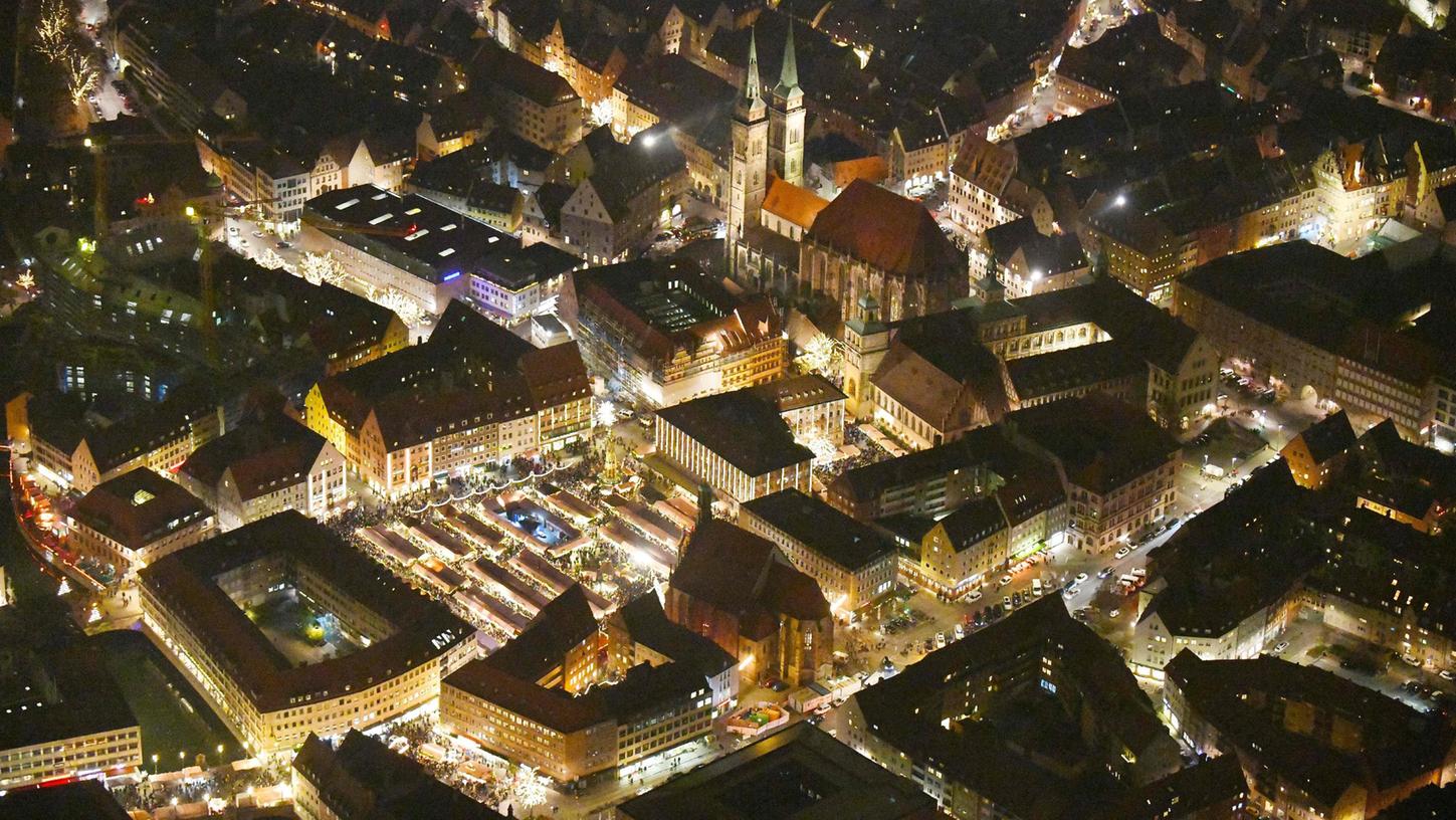 Das kommt uns doch bekannt vor: Die Buden auf dem Nürnberger Christkindlesmarkt und die weihnachtlich strahlende Innenstadt rund um die Sebalduskirche.
 
