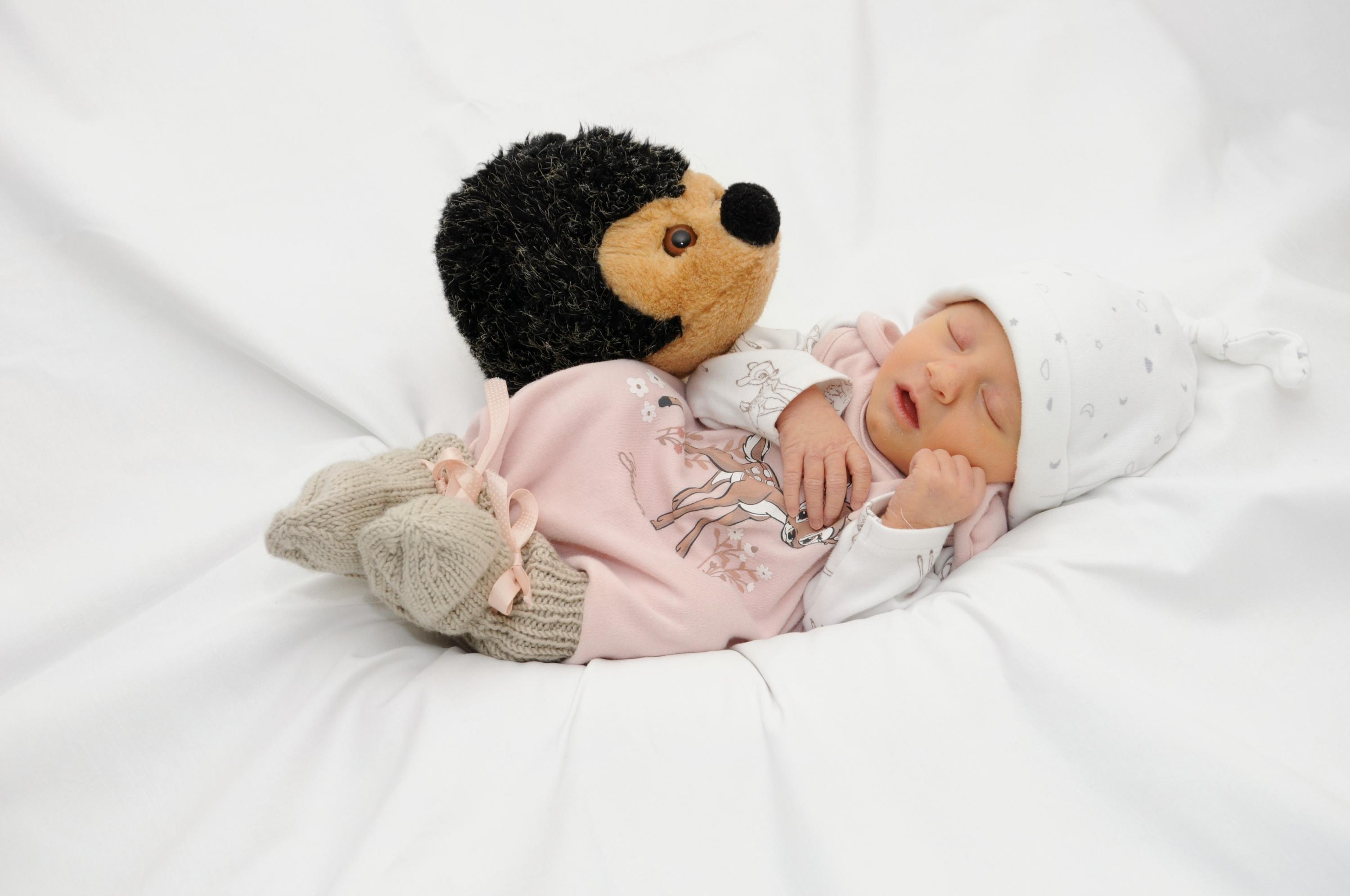 Am 8. November erblickte Hanna im Nürnberger Südklinikum das Licht der Welt. Mit ihren 49 Zentimetern bringt sie 2530 Gramm auf die Waage.