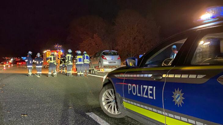 Der Fahrer eines Pkw mit Anhänger erlitt bei dem Unfall lebensgefährliche Verletzungen, der Verursacher flüchtete.
Der Fahrer eines Pkw mit Anhänger erlitt bei dem Unfall lebensgefährliche Verletzungen, der Verursacher flüchtete.