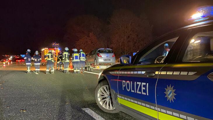 Der Fahrer eines Pkw mit Anhänger erlitt bei dem Unfall lebensgefährliche Verletzungen, der Verursacher flüchtete.