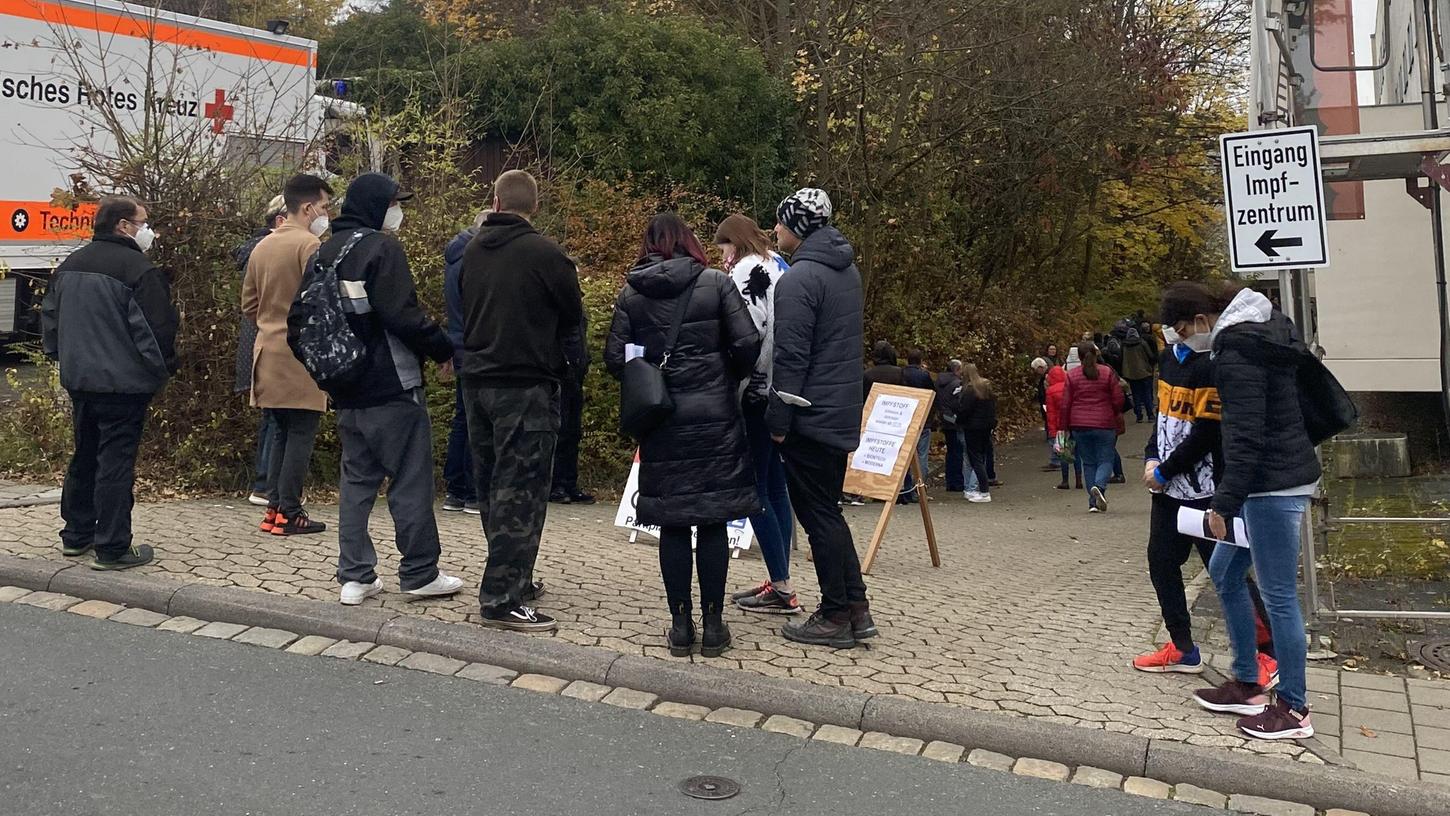 Weit über 300 Menschen warteten am Freitagnachmittag auf ihre Impfung im Forchheimer Impfzentrum in der Don-Bosco-Straße.