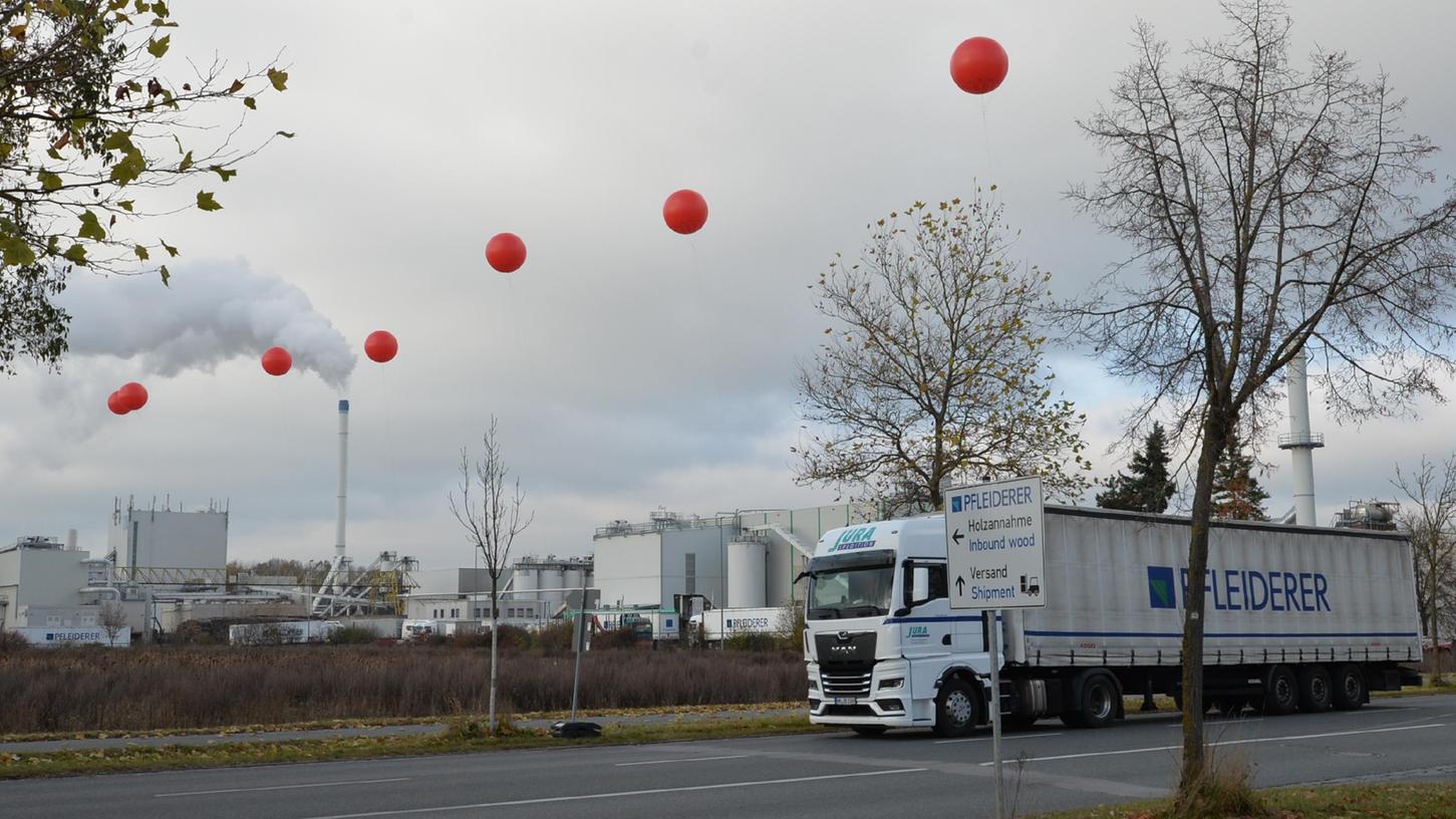 Insgesamt 15 Ballons ließ Pfleiderer in den Himmel steigen, um die Ausmaße des Gebäudekomplexes zu veranschaulichen.
Insgesamt 15 Ballons ließ Pfleiderer in den Himmel steigen, um die Ausmaße des Gebäudekomplexes zu veranschaulichen.