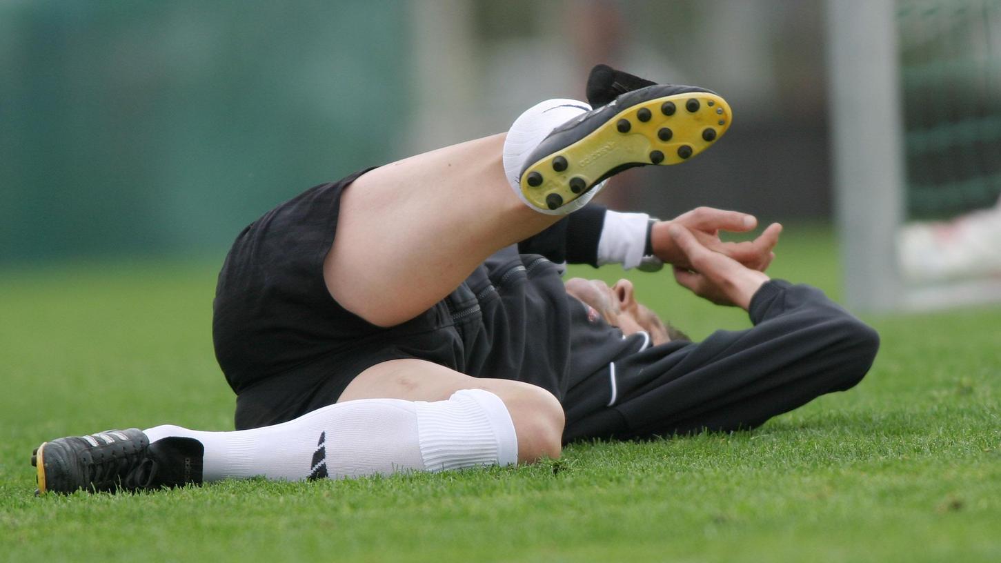 Ein eher seltenes Bild in Fußballspielen gegen Journalisten: Klaus Augenthaler am Boden.
Ein eher seltenes Bild in Fußballspielen gegen Journalisten: Klaus Augenthaler am Boden.