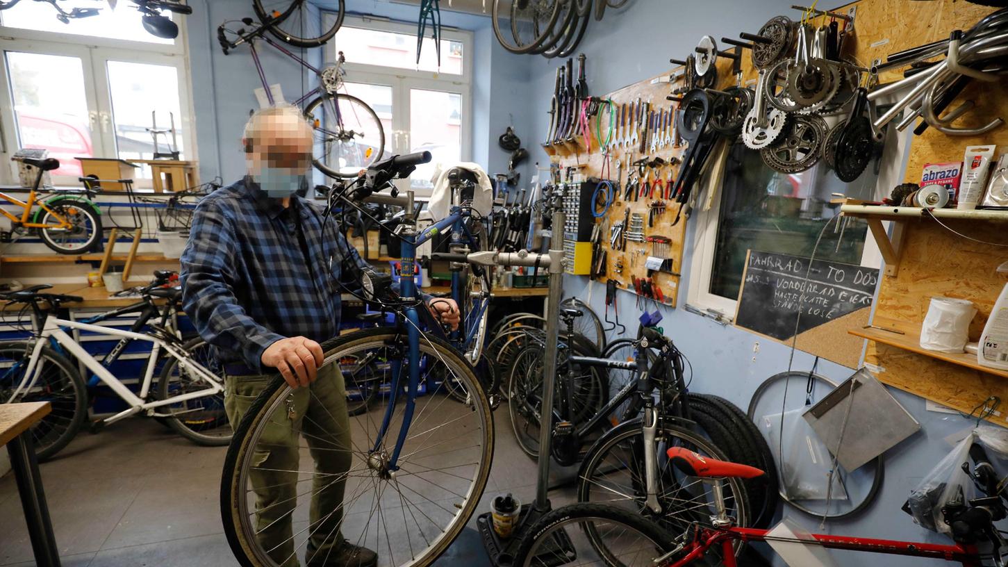 Der "Wendepunkt" ist eine Wohngruppe der Stadtmission für entlassene Straftäter. Zur Therapie gehört handwerkliche Arbeit, zum Beispiel in der Fahrradwerkstatt.