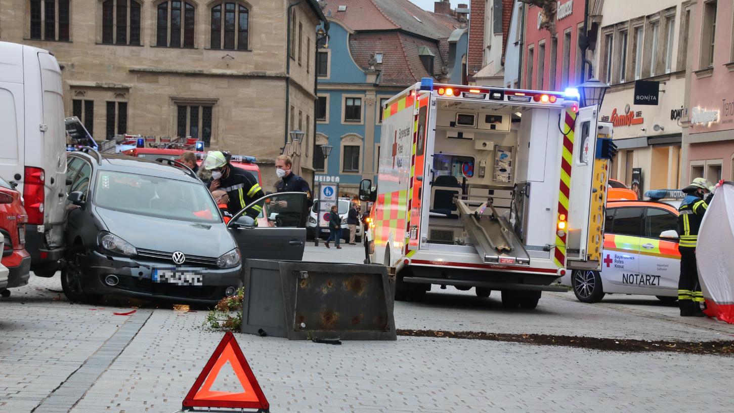 Vier Menschen sind in der Weißenburger Altstadt von einem Auto gerammt worden - eine Frau erlitt schwerste Verletzungen. Der Fahrer hatte offenbar beim Ausparken die Kontrolle über sein Auto verloren.