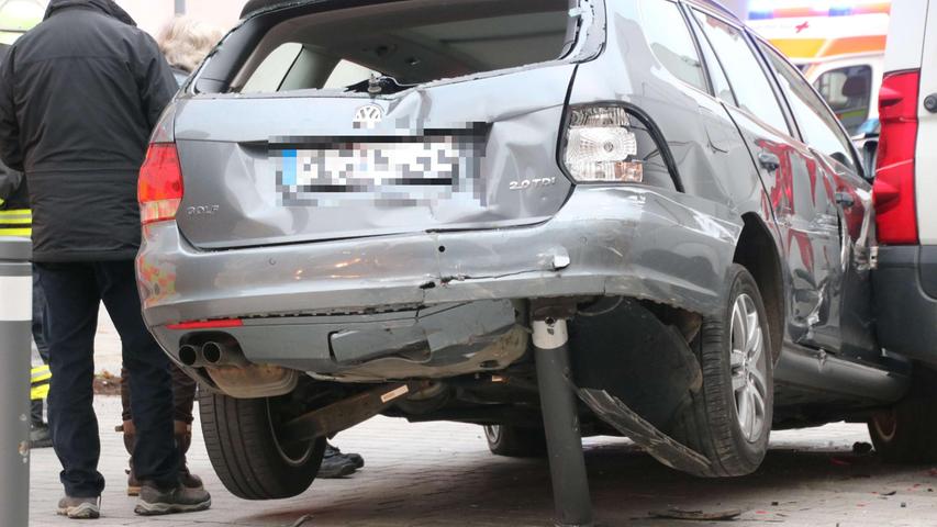 Ein Mann hatte beim Ausparken aus einer der Parklücken in der Luitpoldstraße die Kontrolle über sein Fahrzeug verloren und vier Menschen überfahren. Erst ein Pfosten stoppte das Fahrzeug. 