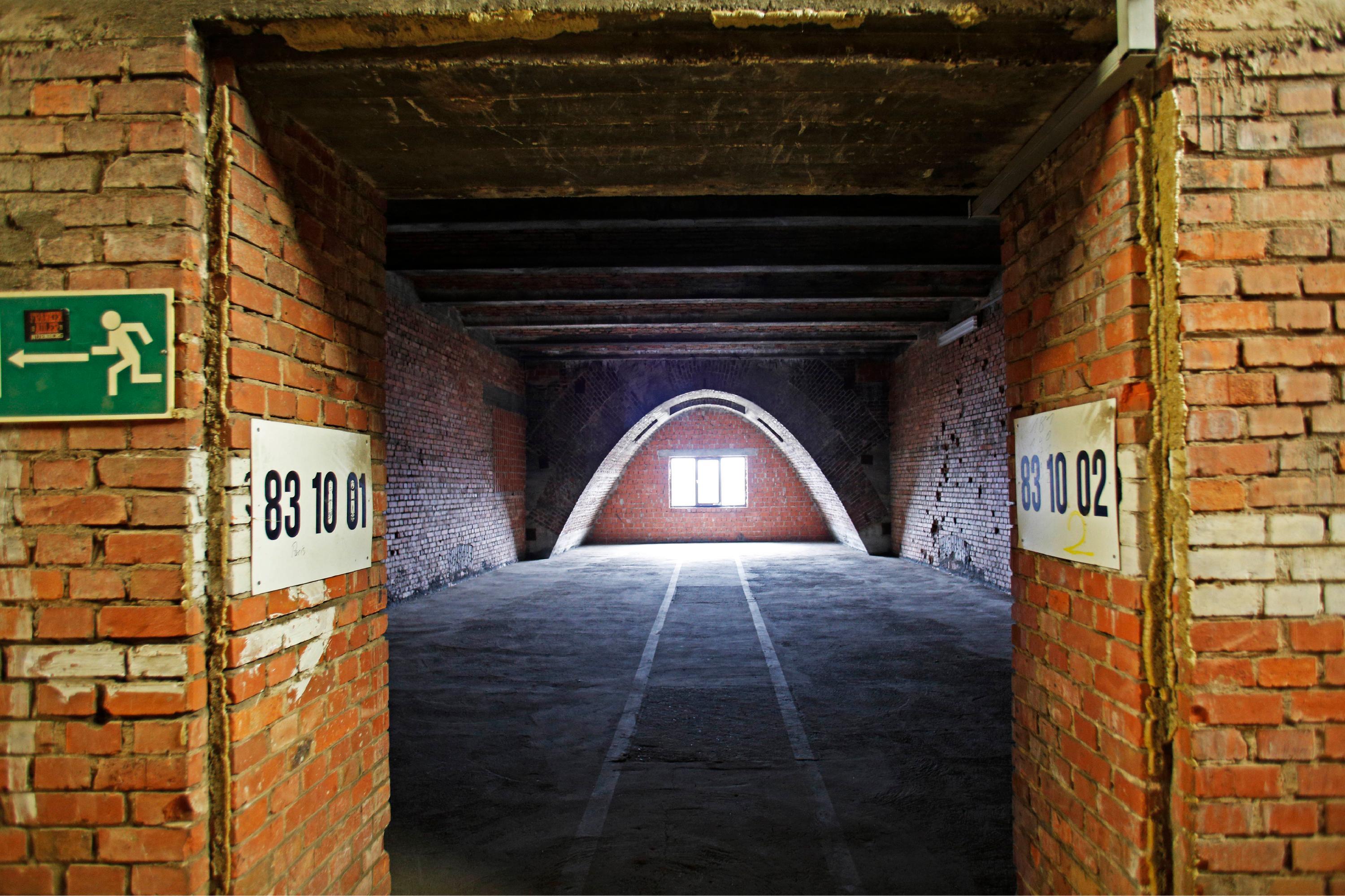 Die Kongresshalle in Nürnberg ist – nach dem ebenfalls unvollendet gebliebenen KdF-Seebad Prora auf Rügen – der zweitgrößte erhaltene nationalsozialistische Monumentalbau in Deutschland. Für den Bau ab 1935 mussten der Tiergarten, ein Naherholungsgebiet und der beliebte Leuchtturm am Dutzendteich weichen. Drinnen steht erstaunlich viel leer. Viele Räume sind seit Jahren und Jahrzehnten ungenutzt.