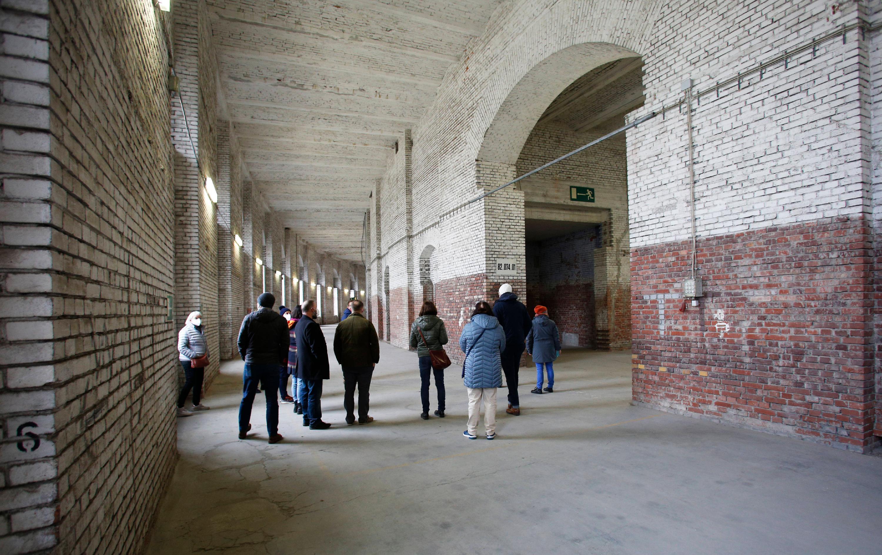 Merkregel beim Rundgang durch den Betonriesen am Dutzendteich: Wo die Wände geweißelt sind, war mal die Quelle. Ein weiteres Unterscheidungsmerkmal: Es gibt Bereiche mit Tageslicht (Außenseite) und solche, die komplett im Dunkeln liegen (Hofseite).