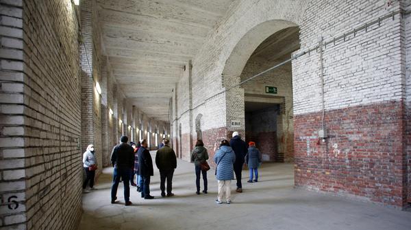 Merkregel beim Rundgang durch den Betonriesen am Dutzendteich: Wo die Wände geweißelt sind, war mal die Quelle. Ein weiteres Unterscheidungsmerkmal: Es gibt Bereiche mit Tageslicht (Außenseite) und solche, die komplett im Dunkeln liegen (Hofseite).