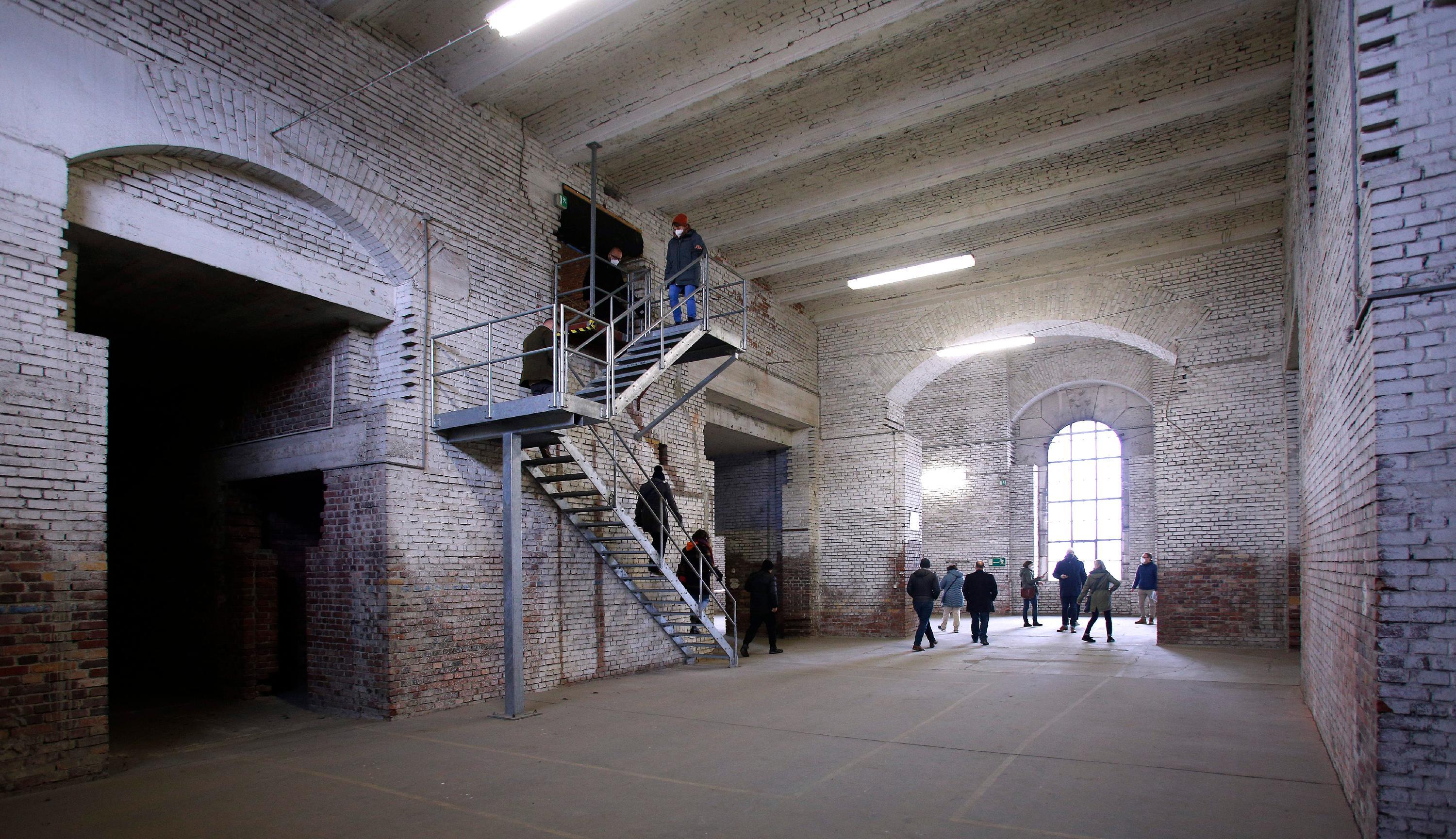 Beim Rundgang durch die Kongresshalle wird klar: In dem alten Nazibau mangelt es wahrlich nicht an (freiem) Platz. Und Platz benötigt die Kulturszene der Stadt - Hoch wie Sub - mehr als dringend. Ob sie künftig am Dutzendteich unterkommen kann, das gilt es nun zu klären.