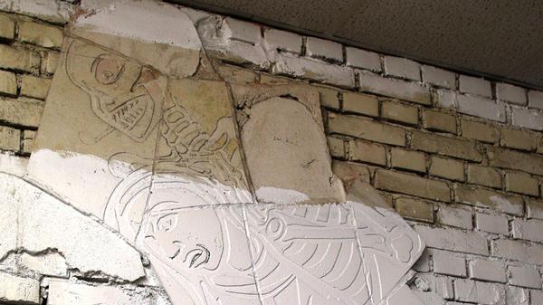 Nach dem Krieg - 1949 - fand die „Deutsche Bauausstellung“ in der Kongresshalle statt. Zu diesem Anlass wurde damals im 2. Obergeschoss ein Terrassen-Café („Café Königshof“) eingerichtet, von dem ebenfalls noch Reste der damaligen Wandverkleidung zu sehen sind. Schnell hat man damals aber gemerkt: Trotz tollem Ausblick auf Nürnberg ist das für eine dauerhafte Nutzung da draußen nix ...