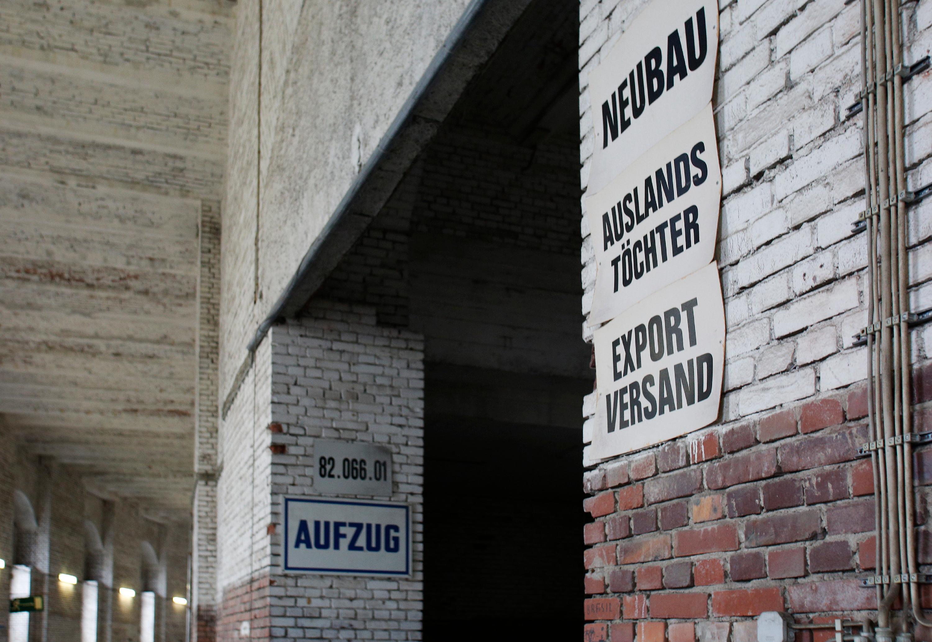 Von 1970 bis 2006 nutzte das Versandhaus Quelle große Teile der Kongresshalle als Regionallager – und finanzierte damit weitgehend den Unterhalt des Gebäudes. Die Hinterlassenschaften sind noch zu sehen: fensterlose Büros, einfache Klos, gemütlich zuckelnde Lastenaufzüge und mittendrin ...