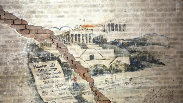 Doch auch andere Spuren aus lange zurückliegenden Tagen finden sich beim Rundgang. Mit Ausbruch des 2. Weltkriegs wurden die Arbeiten am Reichsparteitagsgelände und damit auch an der Kongresshalle eingestellt. In den letzten Kriegsjahren wurde auf dem Dach eine Flugabwehrkanone (Flak) installiert. Die Soldaten vertrieben sich die Zeit unter anderem damit, große Zeichnungen an die Wände zu malen ...