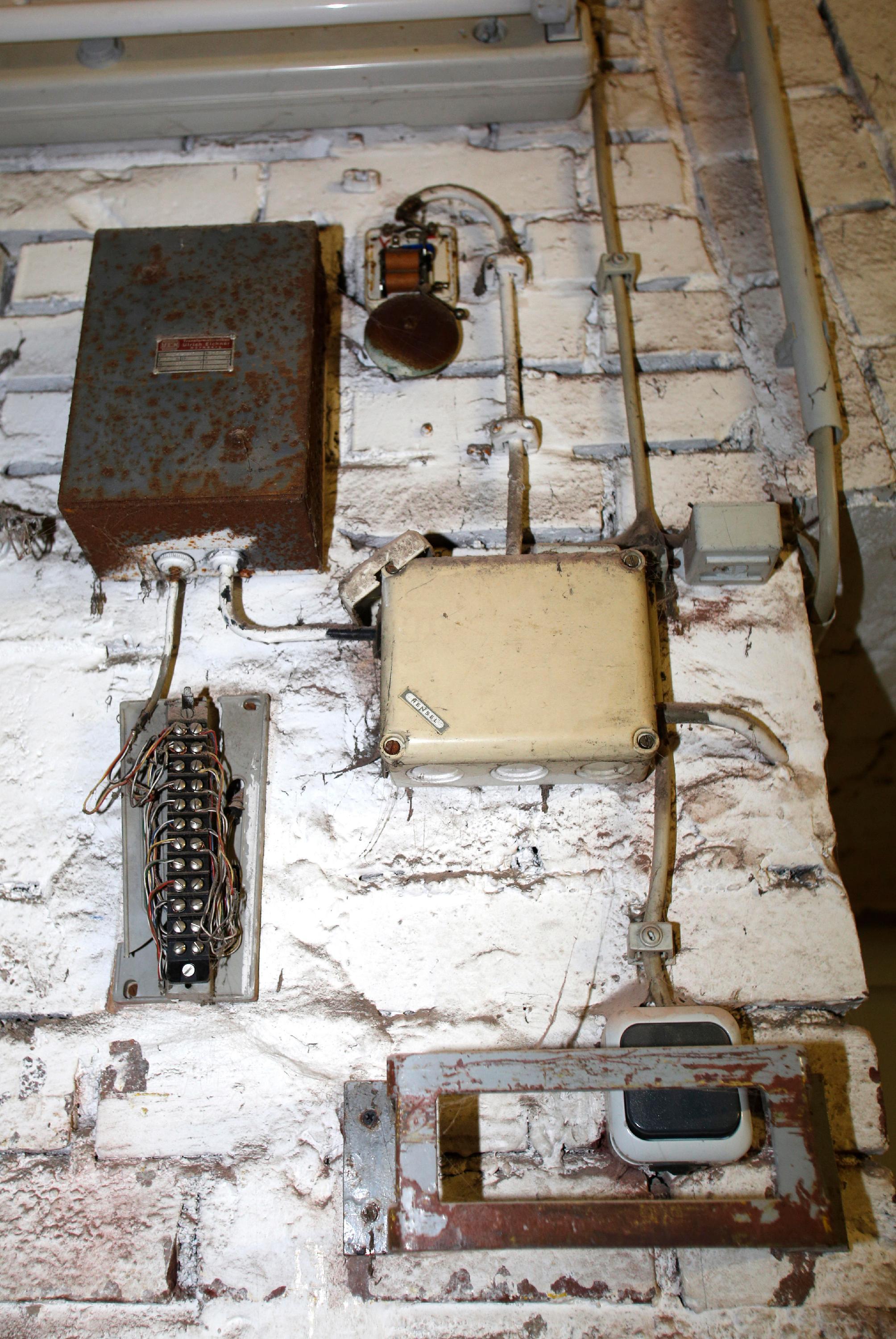 Die riesige Kongresshalle ist bis heute ein Rohbau. Strom gibt es nur notdürftig - und nicht nur die Verkabelung stammt aus dem letzten Jahrtausend ...