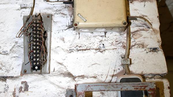 Die riesige Kongresshalle ist bis heute ein Rohbau. Strom gibt es nur notdürftig - und nicht nur die Verkabelung stammt aus dem letzten Jahrtausend ...