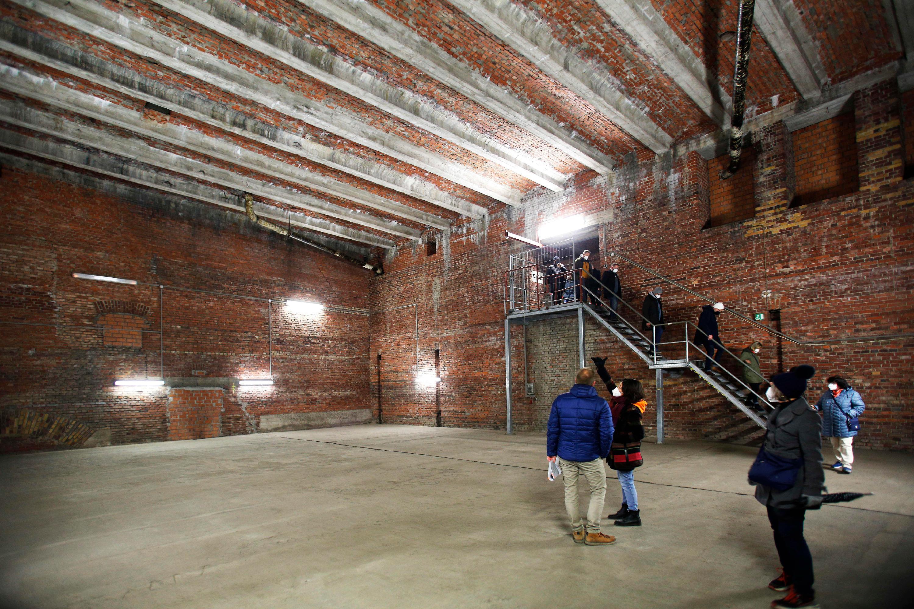 Wenn man sagt, es wurde verschwenderisch geplant und gebaut, so wäre das untertrieben. Allein nur dieser fensterlose, niemals genutzte Technikraum wäre beispielsweise groß genug, um darin eine ganze Probebühne etwa für das Nürnberger Ballett unterzubringen ...