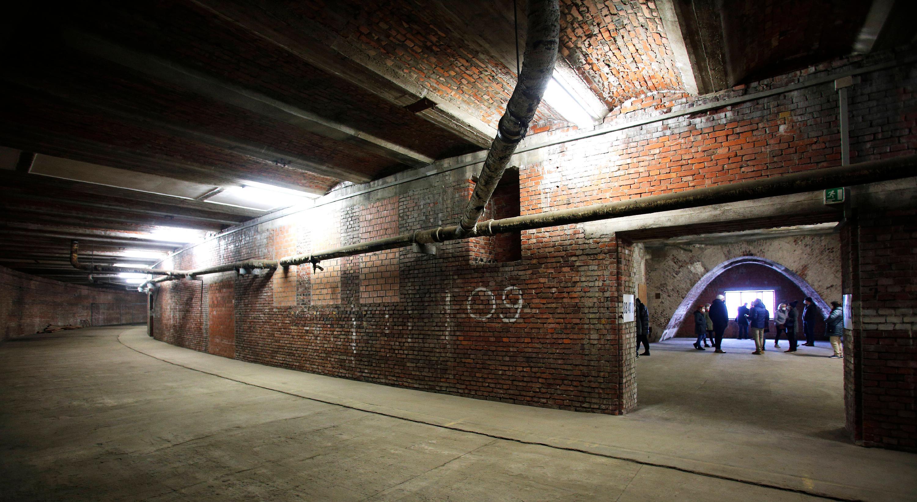 Die Bausubstanz ist gut, gleichwohl ist der nie vollendete Nazibau am Dutzendteich seit 80 Jahren ein Rohbau: Kein Wasser, keine Heizung, nur notdürftig Strom. In den kommenden Jahren muss die Stadt hier aber so oder so ran: Das Dach ist undicht, die einfach-verglasten Fenster sind aus den späten 1940er Jahren. Die Fassade des Innenhofs, die nie dazu gedacht war, der Witterung zu trotzen, braucht eine Sanierung.