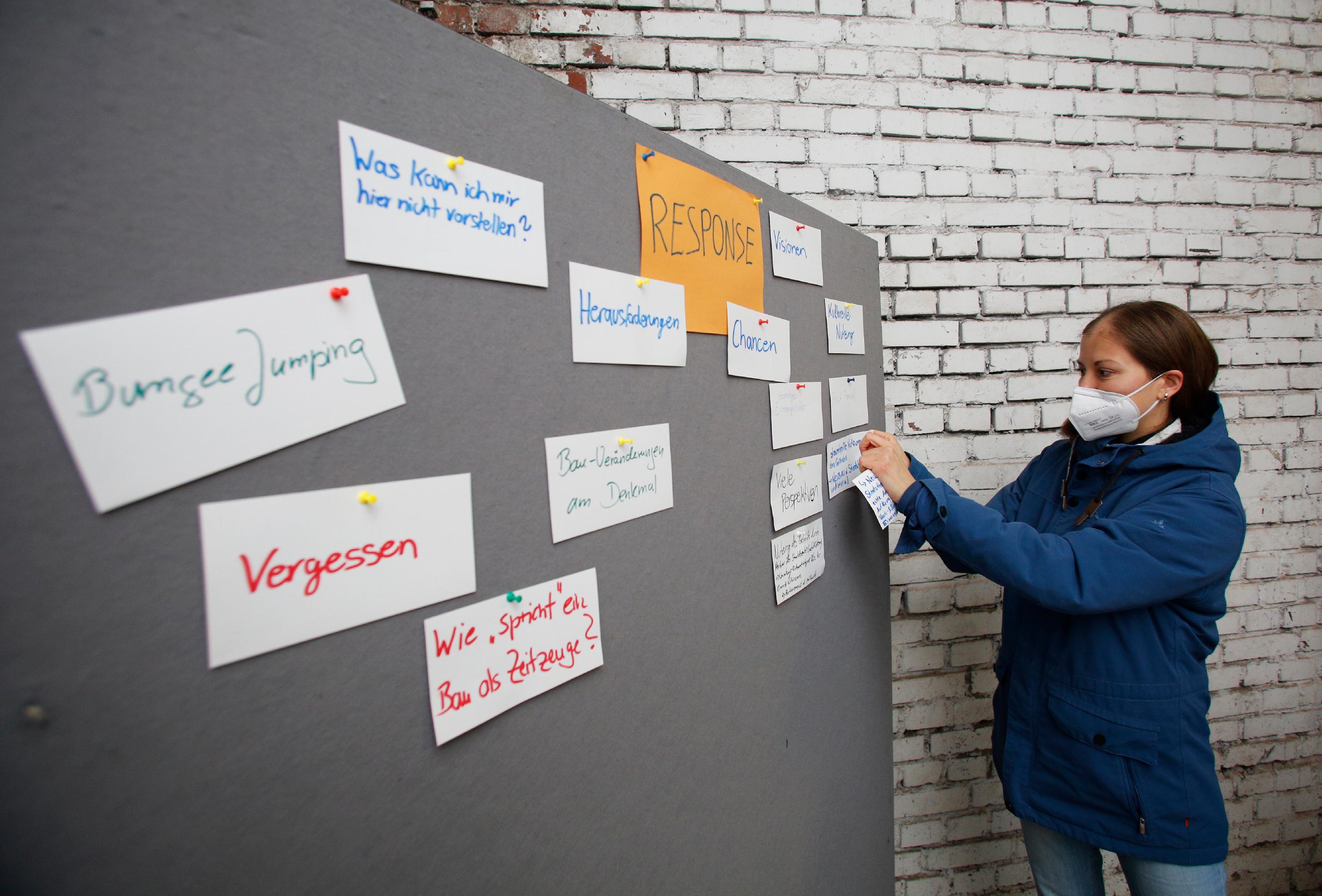 Dass der Geschäftsbereich Kultur der Stadt Nürnberg im Winter 2021 geführte Rundgänge durch die Kongresshalle anbietet, hat einen Hintergrund: Die Stadt möchte mit den Bürgerinnen und Bürgern ins Gespräch kommen. Deshalb gibt es am Ende jeder Führung "Response Points", wo man seine Eindrücke, Gedanken und Ideen hinterlassen kann.