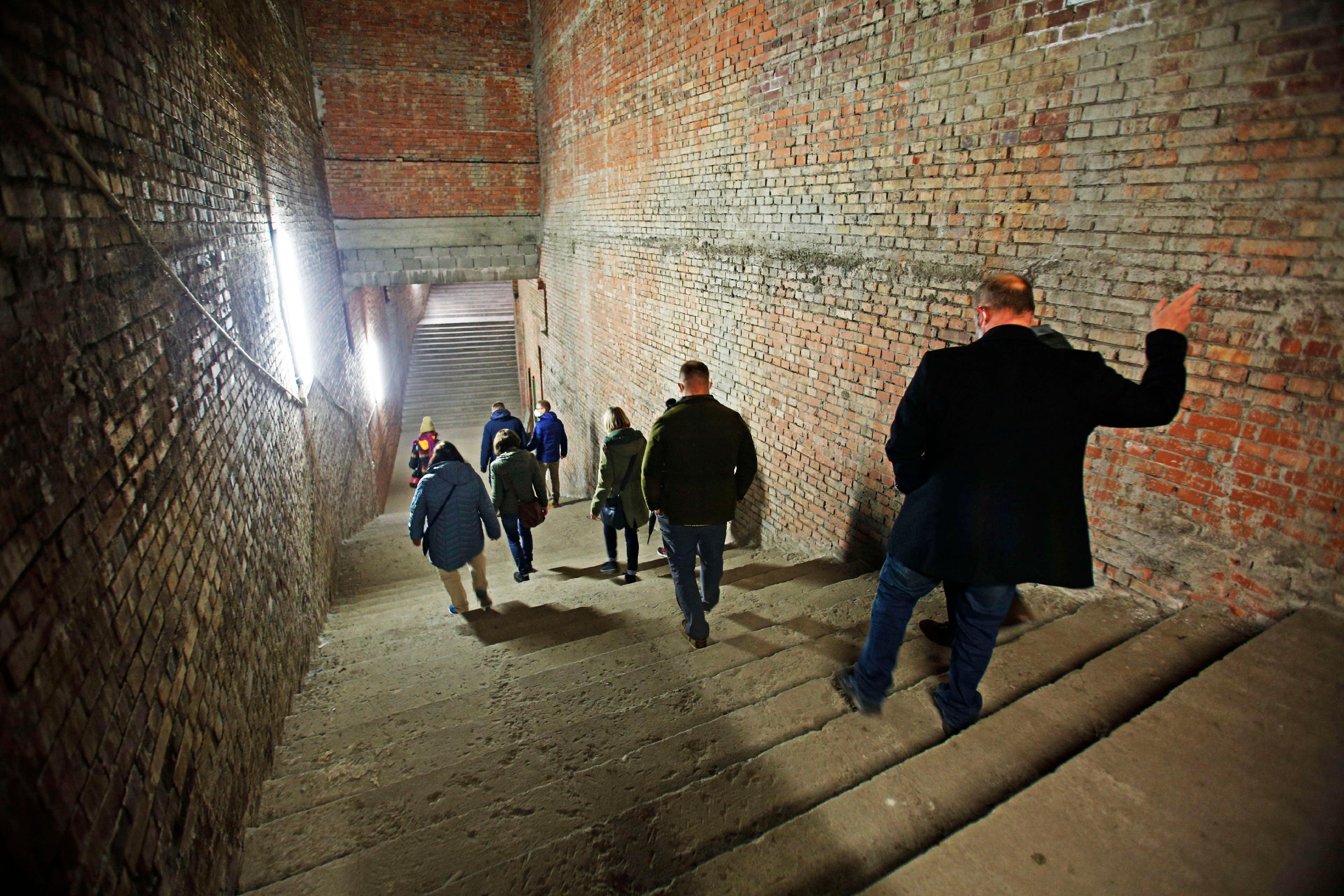Endlose Treppenhäuser, ein ewiges Auf und Ab. Wer zu Fuß in dem alten Nazibau unterwegs ist, braucht Ausdauer und gutes Schuhwerk. Immerhin hätten in dem fertigen Bau mal 50 000 Besucher Platz finden sollen. Jetzt überlegt die Stadt, 80 000 Quadratmeter Künstlern aller Sparten zur Verfügung zu stellen.