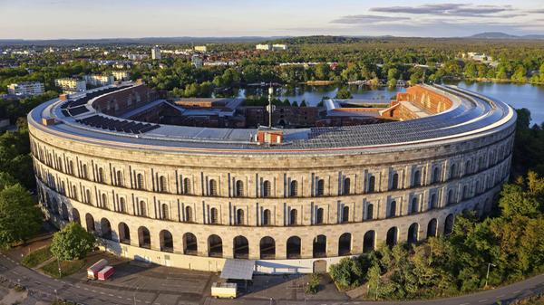 39 Meter hoch, 275 mal 265 Meter groß, allein die Innenfläche so groß wie sieben Fußballfelder: Ihren Prachtbau auf dem geplanten Reichsparteitagsgelände haben die Nazis in verschwenderischer Größe geplant – und nie fertiggestellt. Das Dokument des Scheiterns steht heute unter Denkmalschutz. 80 000 leerstehende Quadratmeter im Inneren sollen nun für die Kulturszene der Stadt geöffnet werden. Darüber will die Stadt mit den Bürgerinnen und Bürgern reden – und bietet im Winter 2021 verschiedene Veranstaltungen an ...