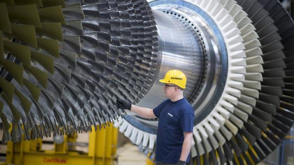 Unangefochtener Anführer der größten Arbeitgeber der Region ist und bleibt Siemens, hier ein Bild einer Gasturbine. Auch nach der Abspaltung von Siemens Energy (der letzte Coup des ehemaligen Siemens-Chefs Joe Kaeser Ende 2020) beschäftigt die in München und Berlin beheimatete AG in der Region noch 20.800 Mitarbeiter. Im Vorjahr waren es allerdings noch 29.000. Deutschlandweit sind es 85.500, weltweit 311.000.