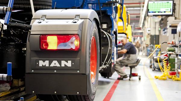 Die VW-Tochter MAN und die IG Metall haben sich zu Beginn des Jahres 2021 nach monatelangen, zähen Verhandlungen auf die Bedingungen für einen Sparplan beim Lkw-Bauer geeinigt, der 3500 Stellen allein in Deutschland kosten wird. Doch speziell für den Standort Nürnberg gab es auch gute Nachrichten. Trotz des Wandels hin zu alternativen Antriebstechnologien will der Nutzfahrzeug-Hersteller hier noch einmal kräftig in einen neuen Dieselmotor investieren und baut dafür bis 2024 auf seinem Gelände an der Vogelweiherstraße eine neue Fertigungshalle. Zuletzt beschäftigte MAN in Mittelfranken 3289 Mitarbeiter.