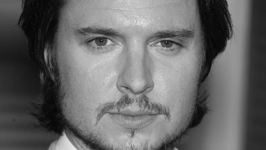 Der Schauspieler, der unter anderem für eine Nebenrolle in "Bones - Die Knochenjägerin" bekannt war, starb im Alter von nur 41 Jahren. Warum er gestorben ist, ist unklar. Der Schauspieler, der unter anderem für eine Nebenrolle in "Bones - Die Knochenjägerin" bekannt war, starb im Alter von nur 41 Jahren. Warum er gestorben ist, ist unklar.