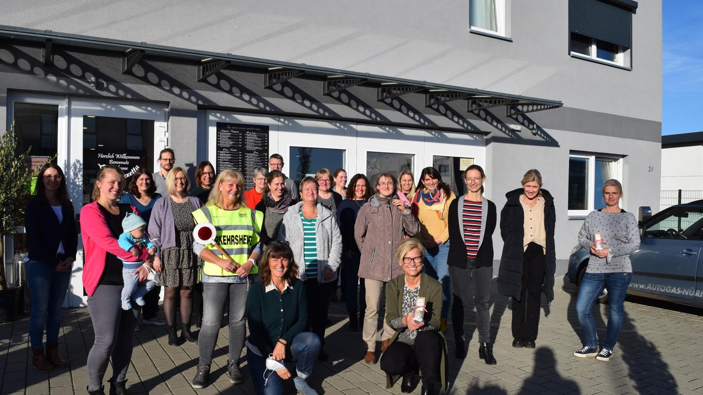 Die erste Bürgermeisterin Ilse Dölle im Kreise ihrer Schulweghelfer mit Cornelia Böllet, gemeindliche Bildungsbeauftragte.