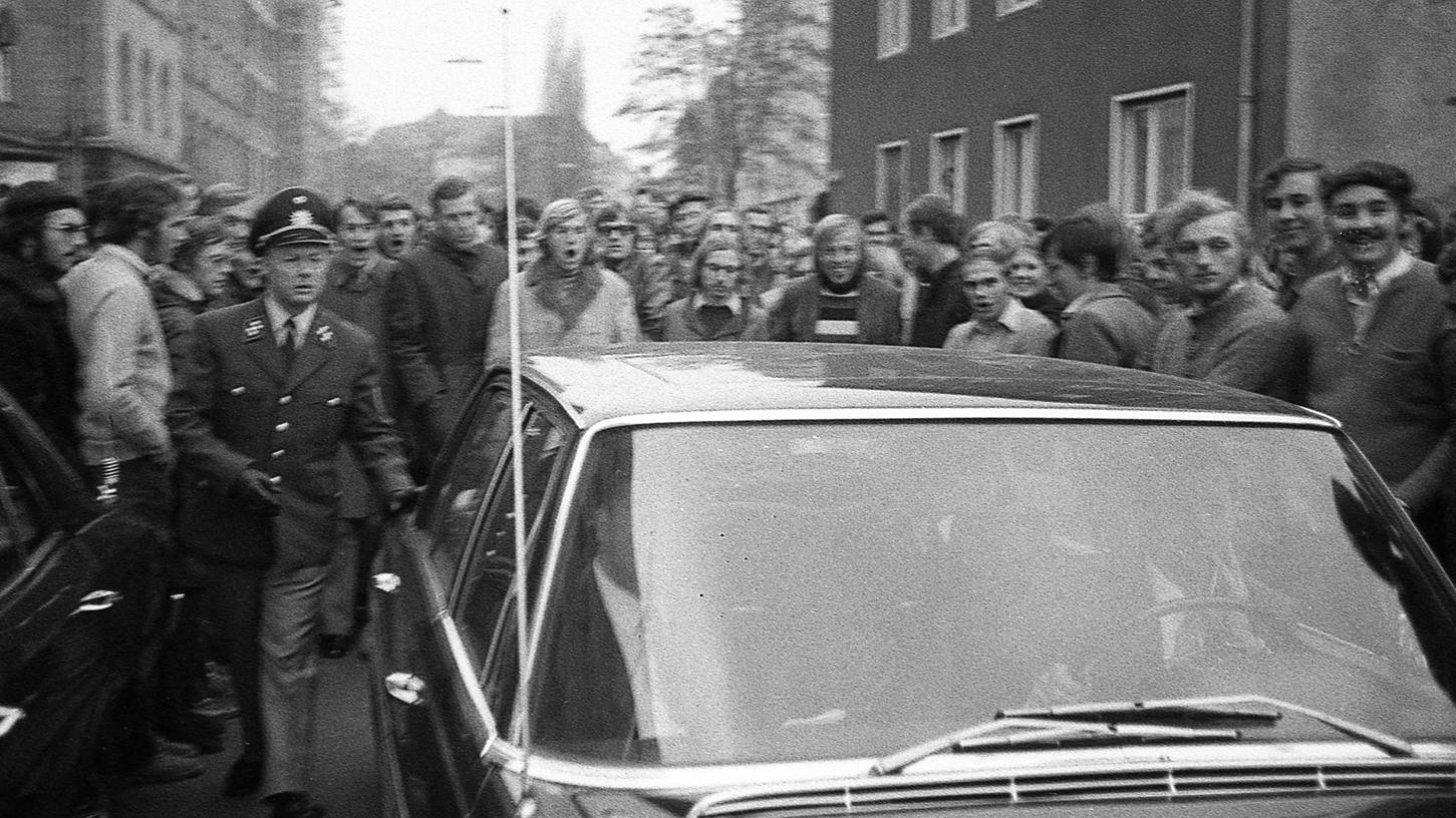 17. November 1971: Plötzlich war der Wagen des Ministers eingekeilt 17. November 1971: Plötzlich war der Wagen des Ministers eingekeilt