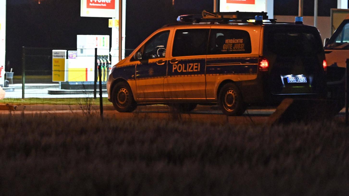Als Retter an der Raststätte ankamen, stand das Führerhaus des Lasters bereits komplett in Flammen. (Symbolbild)
Als Retter an der Raststätte ankamen, stand das Führerhaus des Lasters bereits komplett in Flammen. (Symbolbild)