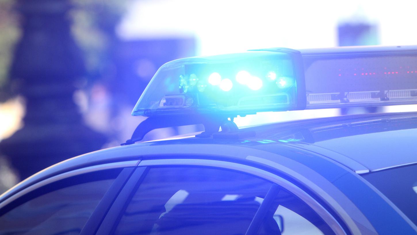 Die Polizei Hersbruck ermittelt und bittet die Bevölkerung um Mithilfe.(Symbolbild)
Die Polizei Hersbruck ermittelt und bittet die Bevölkerung um Mithilfe.(Symbolbild)