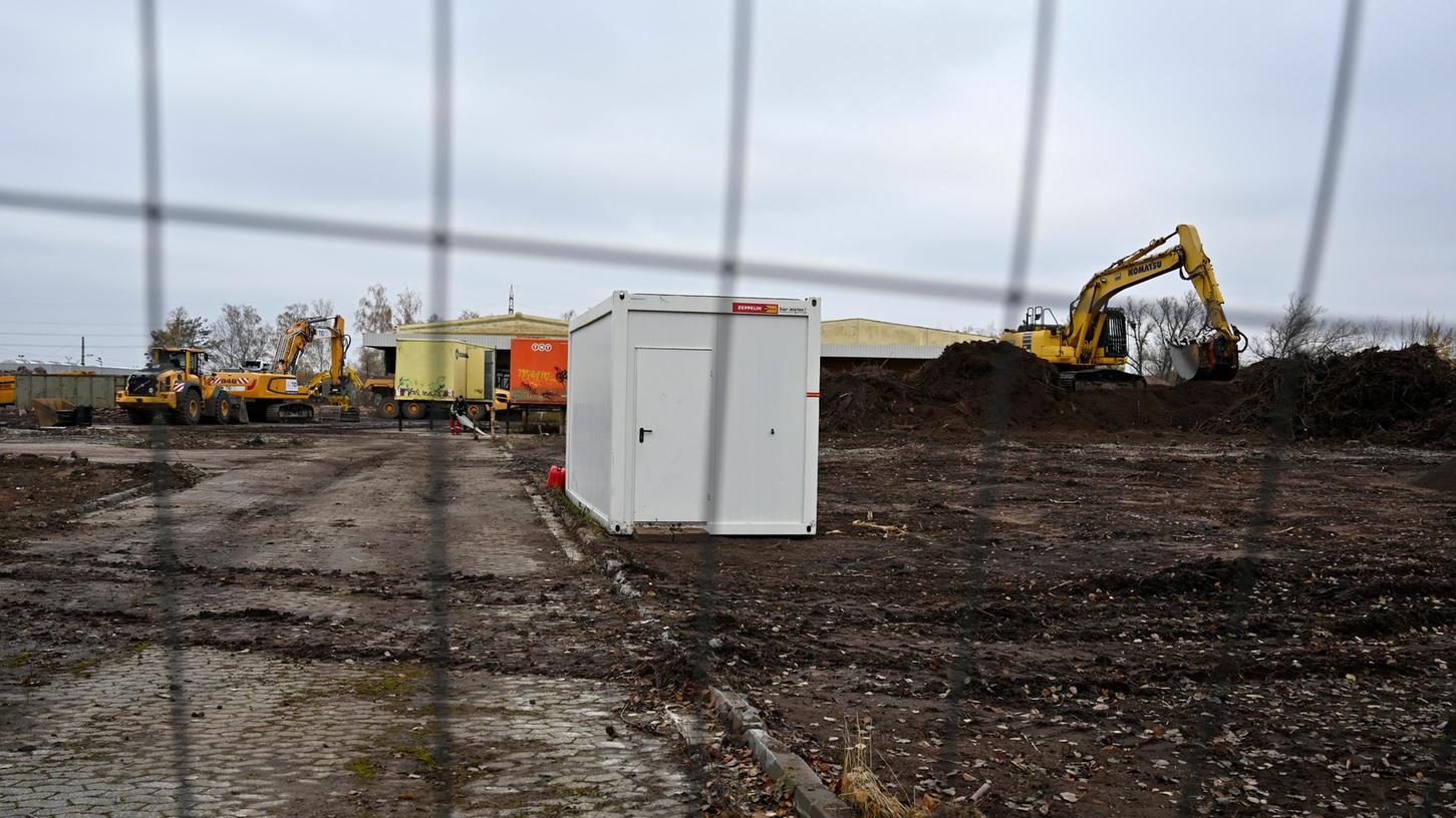Vor einigen Wochen wurden die alten Gebäude auf dem ehemaligen Günther-Gelände in Eltersdorf abgerissen.
Vor einigen Wochen wurden die alten Gebäude auf dem ehemaligen Günther-Gelände in Eltersdorf abgerissen.