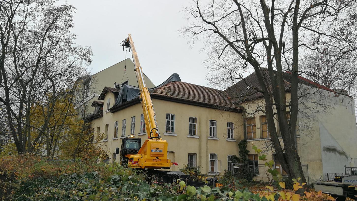 Mittels eines Hubsteigers wurde das Dach in der Bismarckstraße 4 durch Schnellreparaturmaßnahmen von außen abgedichtet.
